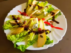 Kopfsalat mit Birnen und Blauschimmelkäse