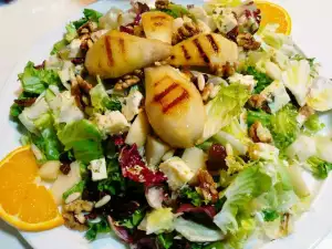 Salat mit karamellisierten Birnen und Blauschimmelkäse