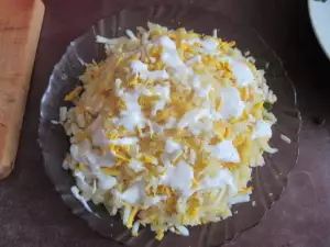 Salat mit Mayonnaise und gekochten Eier