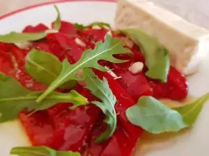 Salat aus gerösteten roten Paprika mit Rucola