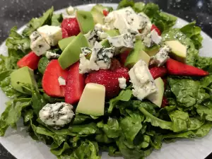 Spinatsalat mit Erdbeeren und Blauschimmelkäse