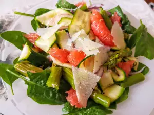 Frühlingssalat mit Spinat, Spargel und Grapefruit