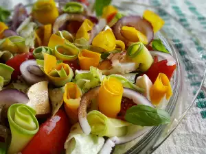 Salat mit Zucchini, Tomaten und Mozzarella