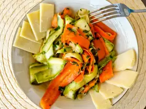 Frischer Salat aus Zucchini und Karotten