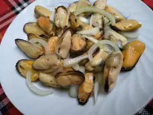 Einfacher Salat aus gefrorenen Muscheln