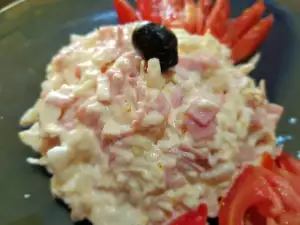 Krautsalat mit Mayonnaise und Eier