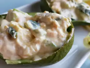 Eiersalat mit Avocado und Lauchzwiebeln