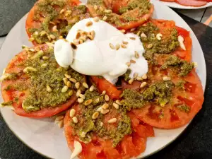 Salat mit Burrata und Tomaten