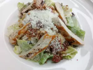 Caesar Salat mit Hähnchenbrust