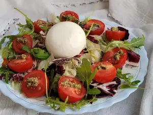 Salat mit Burrata und Pesto