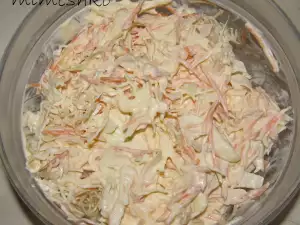 Salat aus Weißkohl, Karotten und Mayonnaise