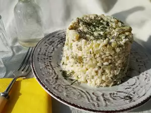 Couscous Salat mit Essiggurken und Mayonnaise