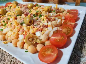 Salat mit Kichererbsen und Thunfisch