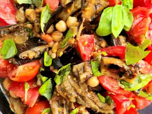 Mediterraner Salat aus Auberginen und Kichererbsen