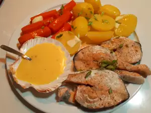 Lachs mit gedämpftem Gemüse und Soße Hollandaise