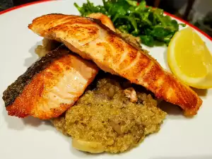 Lachsfilet auf einem Quinoa Canapé