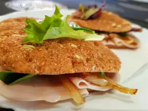 Sandwich mit Putenfilet und karamellisierten Zwiebeln
