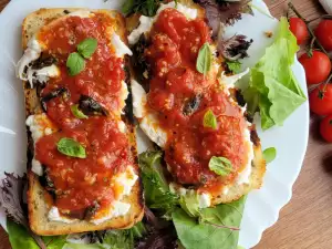 Sandwiches mit Burrata und Cherrytomaten