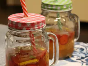 Hausgemachte Sangria mit Erdbeeren