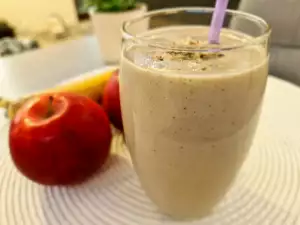 Entspannender Shake aus Banane, Apfel und Zimt