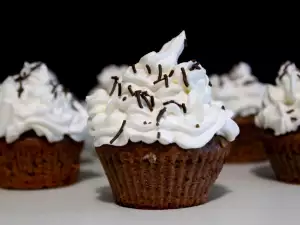 Cupcakes mit flüssiger Schokolade und Sahne