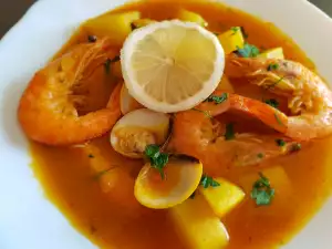 Mediterrane Suppe mit Muscheln und Garnelen