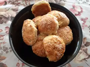Flaumige Käsestückchen mit Butter