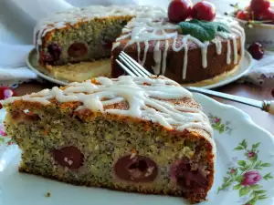 Kuchen mit Kirschen und Mohnsamen