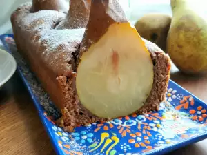 Kuchen mit ganzen Birnen und Kakao