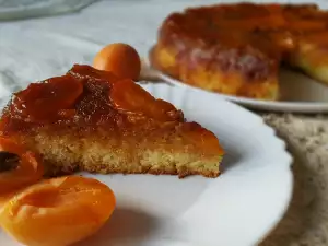 Gestürzter saftiger Aprikosenkuchen