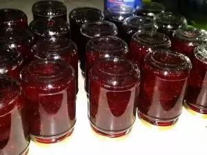 Hausgemachte Erdbeermarmelade mit ganzen Früchten