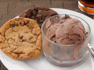 Eiscreme mit Zimt und Schokolade