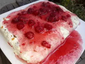 Eistorte mit Kondensmilch und Himbeeren