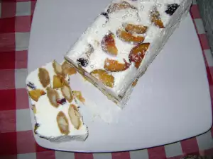 Sahneterrine mit Pflaumen