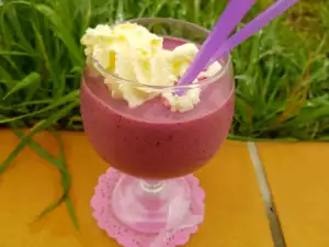 Smoothie aus Himbeeren und Heidelbeeren