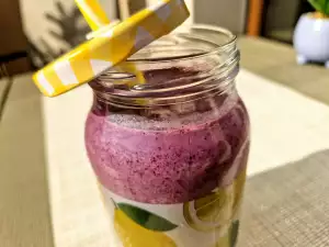Protein Smoothie mit Heideelbeeren und Cashews