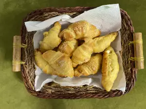 Herzhafte Croissants mit Käse