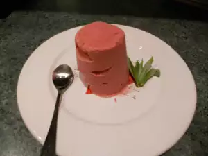 Eissorbet mit Erdbeeren