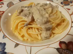 Spaghetti mit weißer Soße und Pilzen