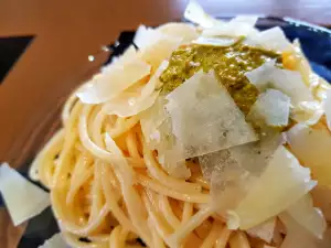 Spaghetti mit Pesto Genovese und Parmesan