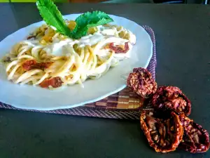 Spaghetti mit getrockneten Tomaten und drei Käsesorten