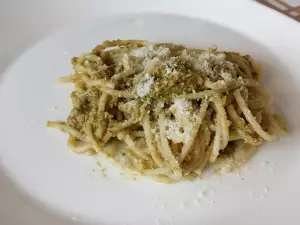 Spaghetti mit Pesto und Parmesan