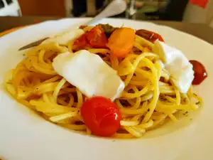 Spaghetti mit Cherrytomaten und Büffelmozzarella