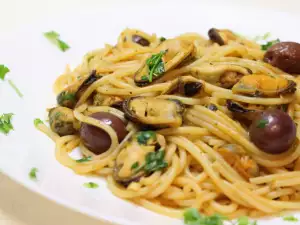 Spaghetti mit Muscheln und Pesto