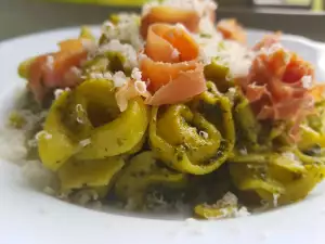 Spinattortellini mit Prosciutto und Basilikum-Pinienkern-Pesto