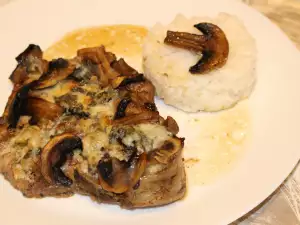 Schweinekotelett mit Pilzen und Blauschimmelkäse