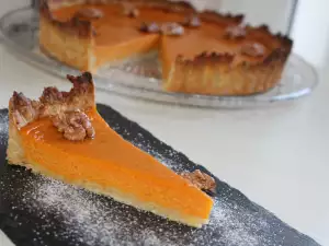 Kürbis Pie mit Sahne und Walnüssen