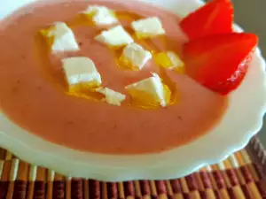 Gazpacho mit Erdbeeren, Fetakäse und Thymian