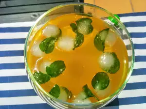 Eistee mit Ingwer, Minze und Zitrone