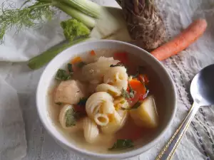 Klare Vitaminsuppe mit Cavatappi